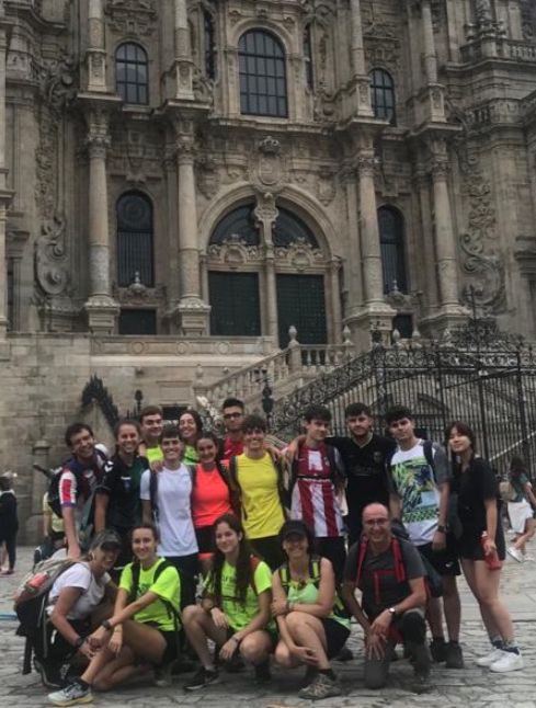 concatedralwada's tweet photo. 👣 Un grupo de 17 personas, 14 jóvenes y 3 adultos, han realizado durante estos días el Camino de Santiago, el camino inglés concretamente, desde Ferrol a Compostela. Hoy han llegado a la tumba del apóstol. El esfuerzo merece la pena. https://t.co/1HHvlLYsci