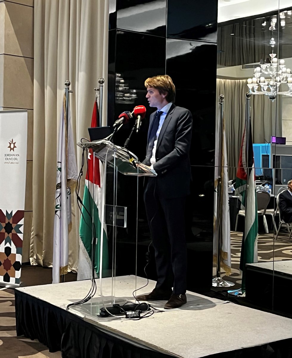 NLinJordan's tweet photo. تم اطلاق الشعار الوطني والهوية التسويقية لزيت الزيتون 🇯🇴 خلال حفل إطلاق تحت رعاية معالي وزير الزراعة المهندس خالد الحنيفات وبحضور السفارة والجهات المعنية بهذه الصناعة. 
 
إن تطوير شعار الهوية التسويقية هو جزء من طموح أكبر لتعزيز التصدير والتنمية المستدامة للقطاع. https://t.co/qNZ8mgv4c1