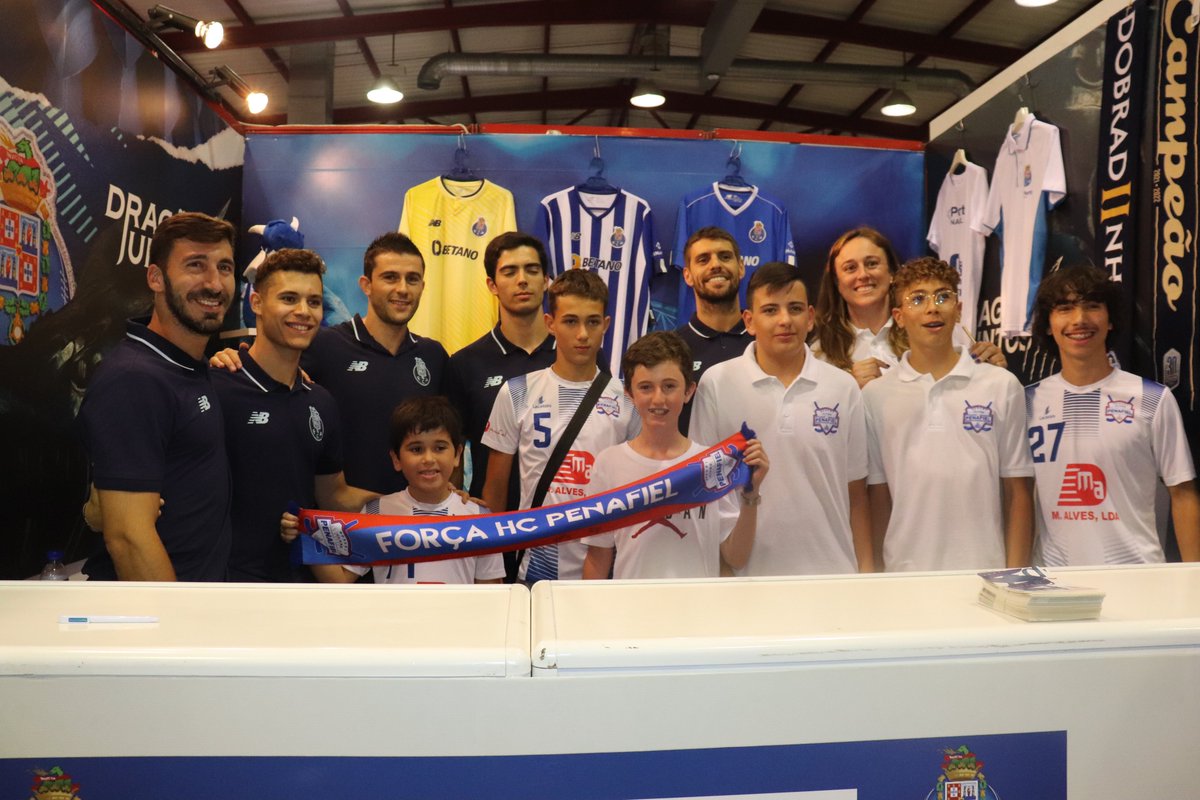 FCPorto's tweet photo. 🔵⚪ Os nossos atletas foram visitar a Casa do FC Porto de Penafiel presente na Agrival

🤾‍♂️ Mitrevski e André Sousa
🏐 Renatinha e Kyra Holt
🏀 Miguel Maria
🏑 Rafa e Diogo Barata

#FCPortoSports https://t.co/oOM6Ni1wdl