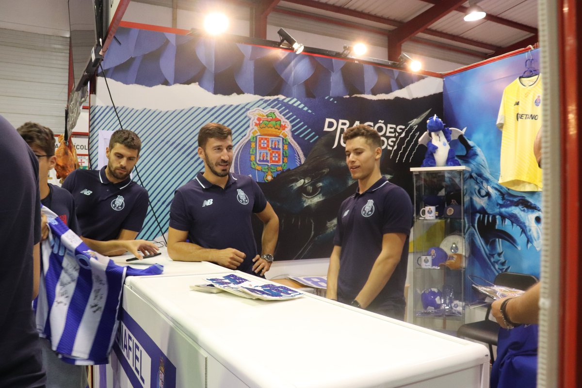 FCPorto's tweet photo. 🔵⚪ Os nossos atletas foram visitar a Casa do FC Porto de Penafiel presente na Agrival

🤾‍♂️ Mitrevski e André Sousa
🏐 Renatinha e Kyra Holt
🏀 Miguel Maria
🏑 Rafa e Diogo Barata

#FCPortoSports https://t.co/oOM6Ni1wdl