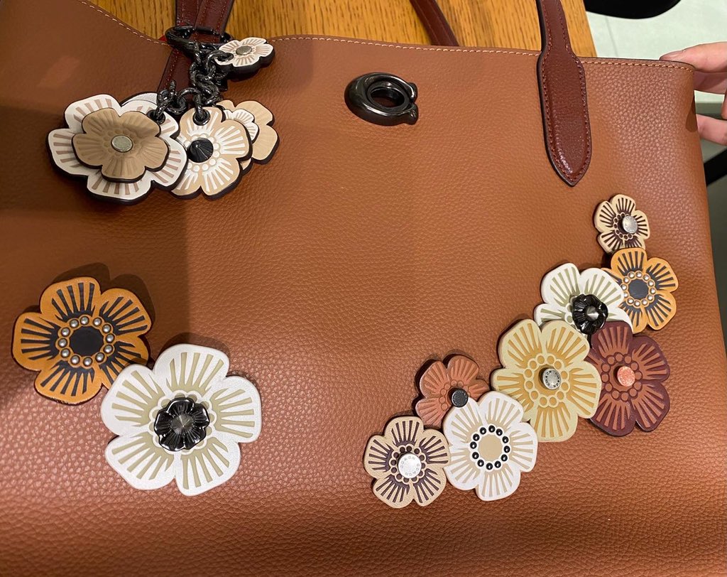 gencyandayone's tweet photo. #coachcreate #coach #coachbag #コーチクリエイト #コーチバッグ #コーチカスタマイズ #コーチティーローズ
さて、お次はどんな感じにしようかな。
いろいろデザイン決める段階が楽しい♡
#まだ考え中 https://t.co/qlBkXiDbwi