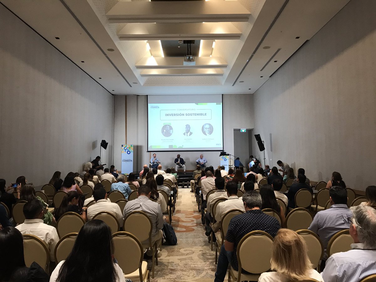 DesEconomicoBAQ's tweet photo. 🔴 #AEstaHora el secretario @RPlataSarabia modera en el panel ‘Inversión Sostenible’, de ‘Probarranquilla te Conecta’, junto a directivos de Amptricity y @monomerossa, para conversar sobre cómo Barranquilla está liderando la transición energética en 🇨🇴. #PBTeConecta https://t.co/L5Uo4s4HoB