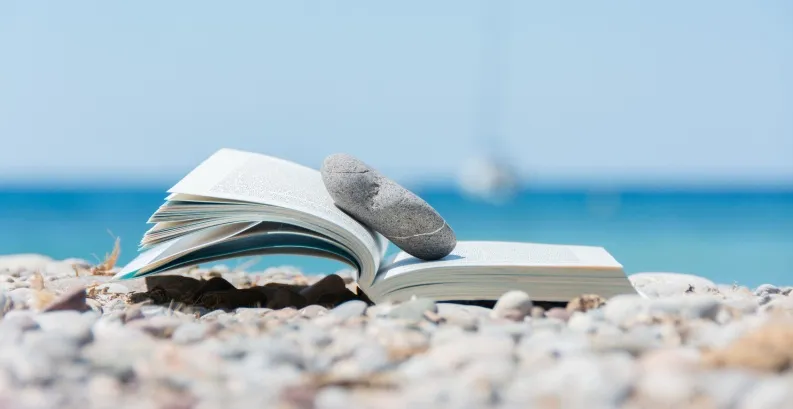 Maria_DiEvreux's tweet photo. Ho scoperto prestissimo che i migliori compagni di viaggio sono i libri: parlano #quandoSi ha bisogno, tacciono quando si vuole silenzio. Fanno compagnia senza essere invadenti. Danno moltissimo, senza chiedere nulla.
Francis de Croisset
#unTemaAlGiorno https://t.co/LAjPK30j06