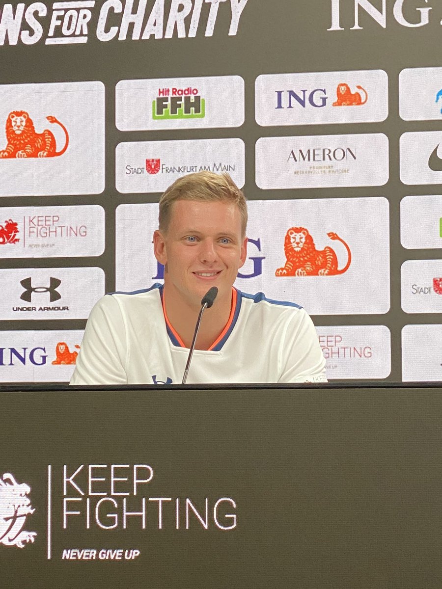 Mick Schumacher <a href="/SchumacherMick/">Mick Schumacher</a> gut gelaunt bei der PK von <a href="/Benefizkick/">ChampionsForCharity</a> #C4C22