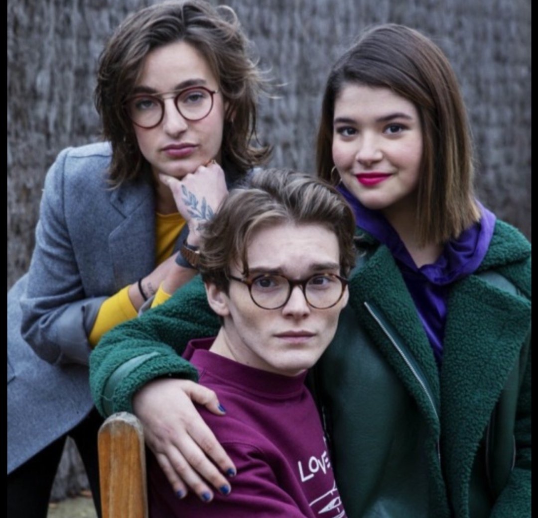 Eleonora_Simone's tweet photo. Il trailer di #skamitalia5 ha tantissime vibes di #skamfrance5: il triangolo, la scena in piscina, la rissa,  l'incidente d'auto... Anche il fischio che si sente alla fine sembra richiamare ai problemi di udito di Arthur(l'Elia francese). Saranno simili? 

#elia #skamitalia5 https://t.co/6l1Wox9n3i
