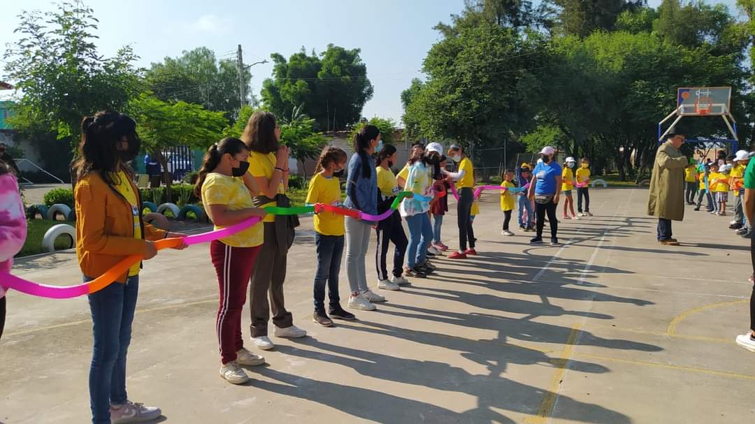 JAPAMIgob's tweet photo. ¡El malvado Contaminaman llegó a #Irapuato! 🚯🕵♂️ y quiere tirar basura en las calles y desperdiciar el agua. 😱
😎Lo que no sabe es que las niñas y niños de los #CursosDeVerano de los #Cedecom de @DSIrapuato ¡Nos van a ayudar a destruirlo! 🦸♀️🦸♂️
#JapamiCercano #CuidamosElAgua https://t.co/IYvseJFm8o