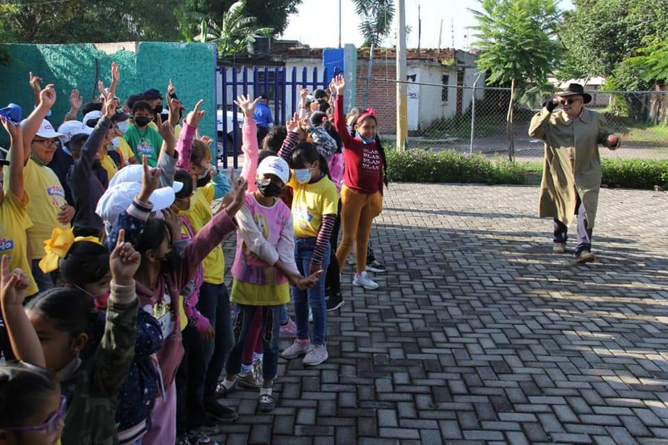 JAPAMIgob's tweet photo. ¡El malvado Contaminaman llegó a #Irapuato! 🚯🕵♂️ y quiere tirar basura en las calles y desperdiciar el agua. 😱
😎Lo que no sabe es que las niñas y niños de los #CursosDeVerano de los #Cedecom de @DSIrapuato ¡Nos van a ayudar a destruirlo! 🦸♀️🦸♂️
#JapamiCercano #CuidamosElAgua https://t.co/IYvseJFm8o