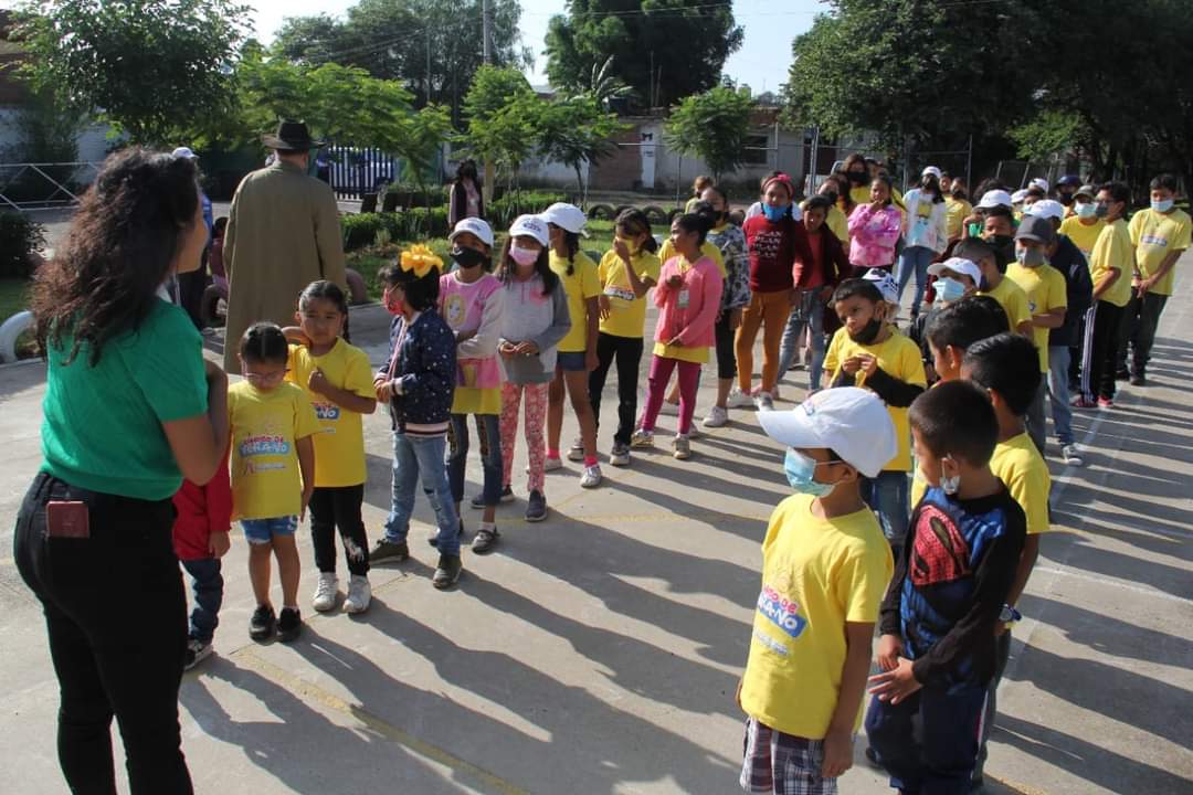 JAPAMIgob's tweet photo. ¡El malvado Contaminaman llegó a #Irapuato! 🚯🕵♂️ y quiere tirar basura en las calles y desperdiciar el agua. 😱
😎Lo que no sabe es que las niñas y niños de los #CursosDeVerano de los #Cedecom de @DSIrapuato ¡Nos van a ayudar a destruirlo! 🦸♀️🦸♂️
#JapamiCercano #CuidamosElAgua https://t.co/IYvseJFm8o
