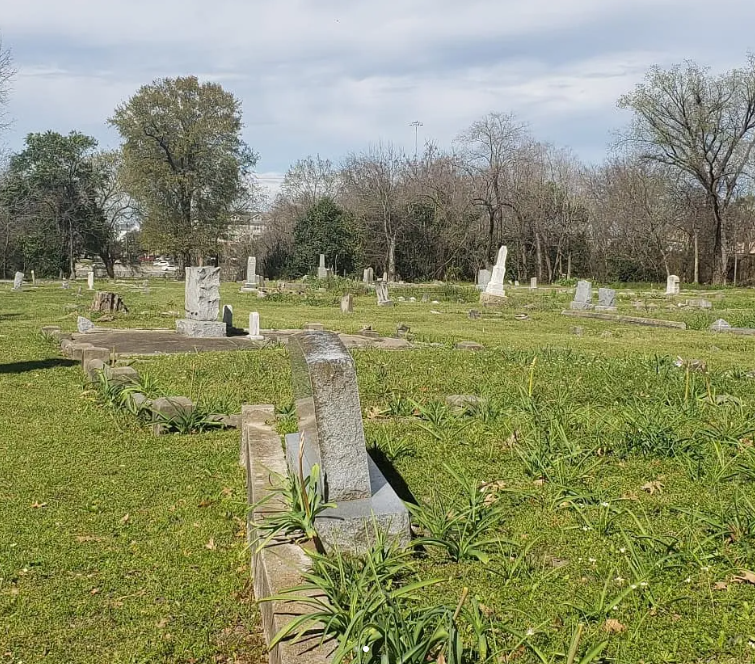 EmancipationTx's tweet photo. Houston's Olivewood Cemetery lies near a bend in White Oak Bayou, along the rail line to Chaney Junction, where the 1st &amp; 6th wards meet just northwest of downtown. The 6-acre cemetery is a historic resting place for many freed slaves &amp; some of Houston's earliest black residents. https://t.co/qil7xcCu1F