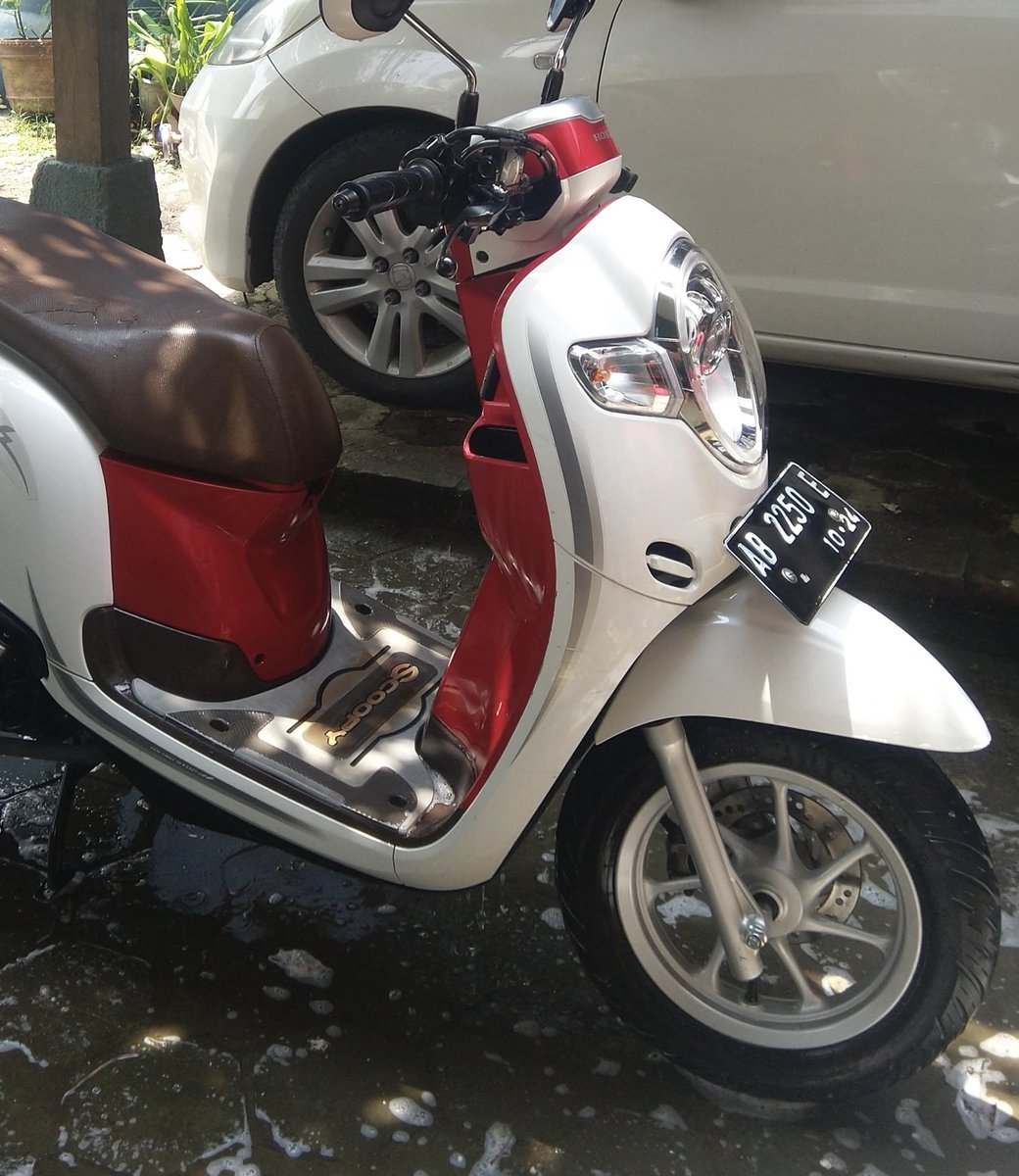 Pengumuman sekaligus minta tolong ya. Motor ini tadi hilang di parkiran sekolah.