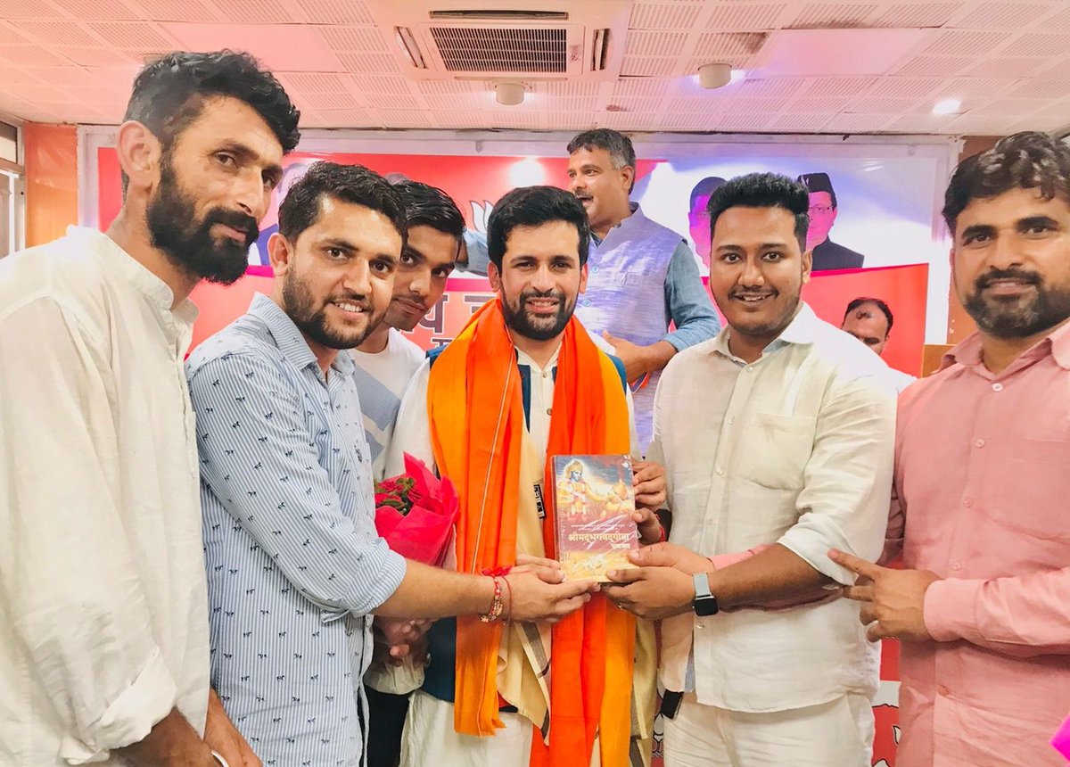 shubham_simalti's tweet photo. बड़े भाई आदित्य चौहान जी को भाजपा प्रदेश मंत्री व युवा मोर्चा के नवीन प्रदेश अध्यक्ष भाई शशांक रावत जी को बधाई व शुभकामनाएं देते हुए, मैं ईश्वर से कामना करता हूं, कि आप संगठन के द्वारा दी गई जिम्मेदारी का सफलतापूर्वक निर्वहन करेंगे। https://t.co/L3wnj4z3qG