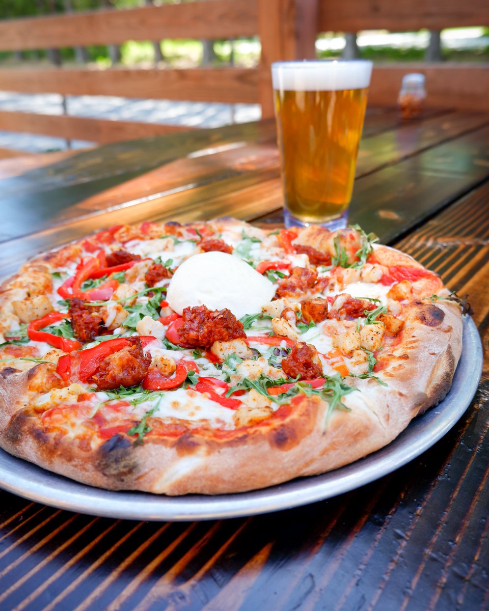 WildTomatoPizza's tweet image. Got lunch plans today? Join us! It’s a beautiful day in #DoorCounty to enjoy a wood-fired pizza!

🍕👉 Pollo Arrosto / Chicken, Nduja, red peppers, arugula, tomato sauce base, pizza cheese, and burrata cheese.