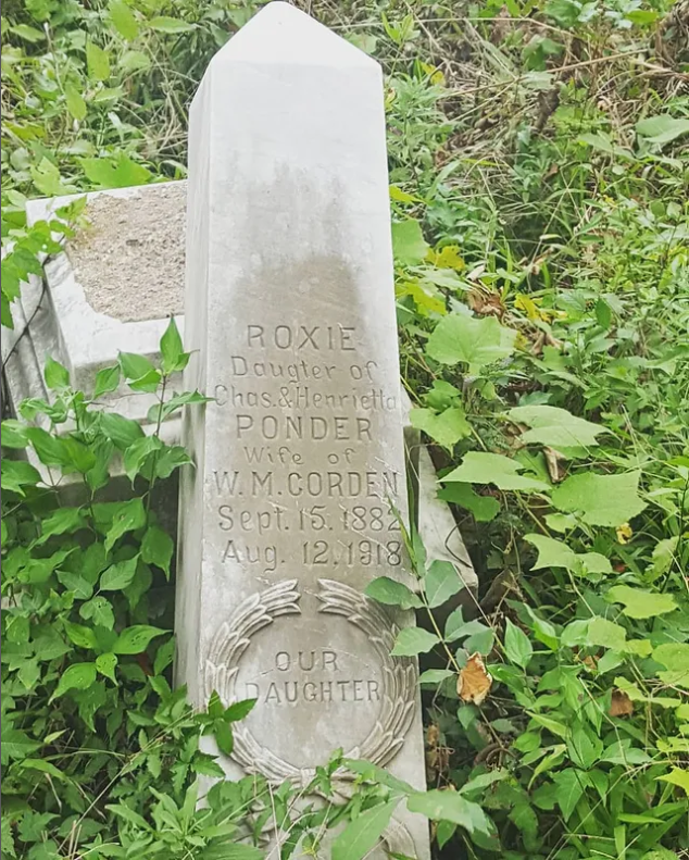 EmancipationTx's tweet photo. Houston's Olivewood Cemetery lies near a bend in White Oak Bayou, along the rail line to Chaney Junction, where the 1st &amp; 6th wards meet just northwest of downtown. The 6-acre cemetery is a historic resting place for many freed slaves &amp; some of Houston's earliest black residents. https://t.co/qil7xcCu1F