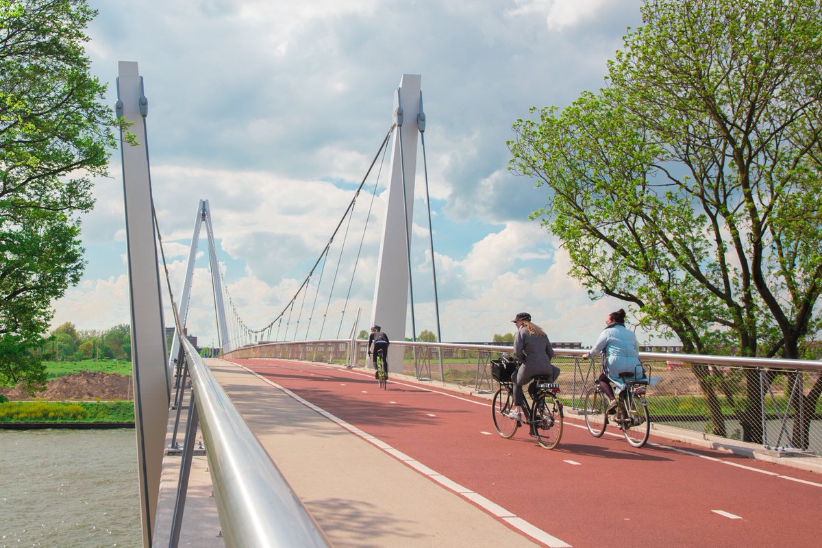 _dmoser's tweet photo. @modacitylife On top of the massive untapped climate benefits,🚲cycling provides significant health benefits: 

People who cycle to work have a 45% lower risk of developing cancer, and a 46% lower risk of cardiovascular disease.

Link to full study ➡️https://t.co/XHgrtd8iYQ

📸@cycling_embassy https://t.co/fVX4pZNvmY