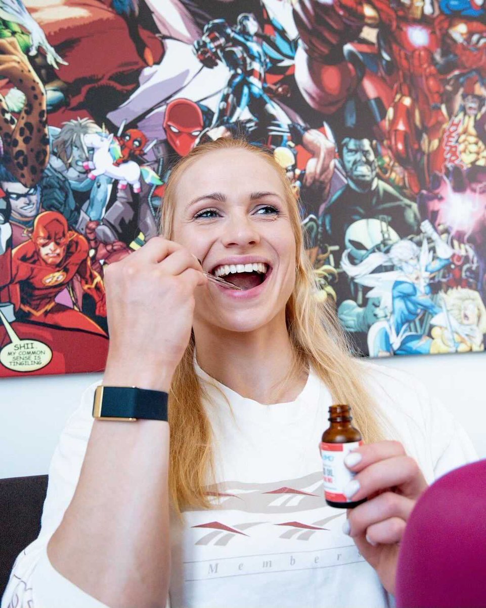cbdmd_usa's tweet photo. It's no secret that  @IcelandAnnie loves her #cbdMD when recovering 💙

Her go-to routine to help her knees after a run or workout is to rub our Recover and Oil Tinctures on them before bedtime. https://t.co/oP2tcpgo22