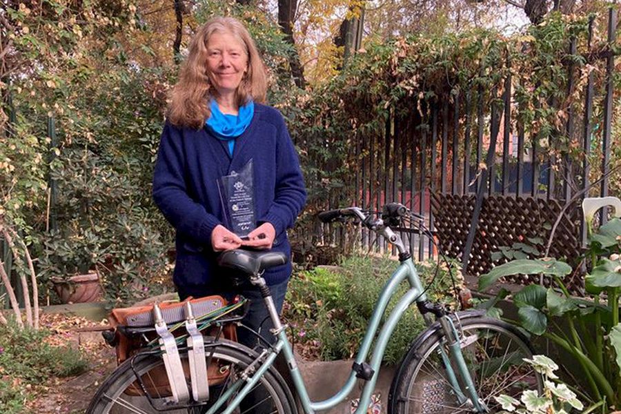 latercera's tweet photo. Lake Sagaris, doctora en planificación urbana: “El auto no es liberador, daña la salud y al medioambiente, a diferencia de la bicicleta” https://t.co/j54Wxe5zg2 https://t.co/QSD5jRZDYk