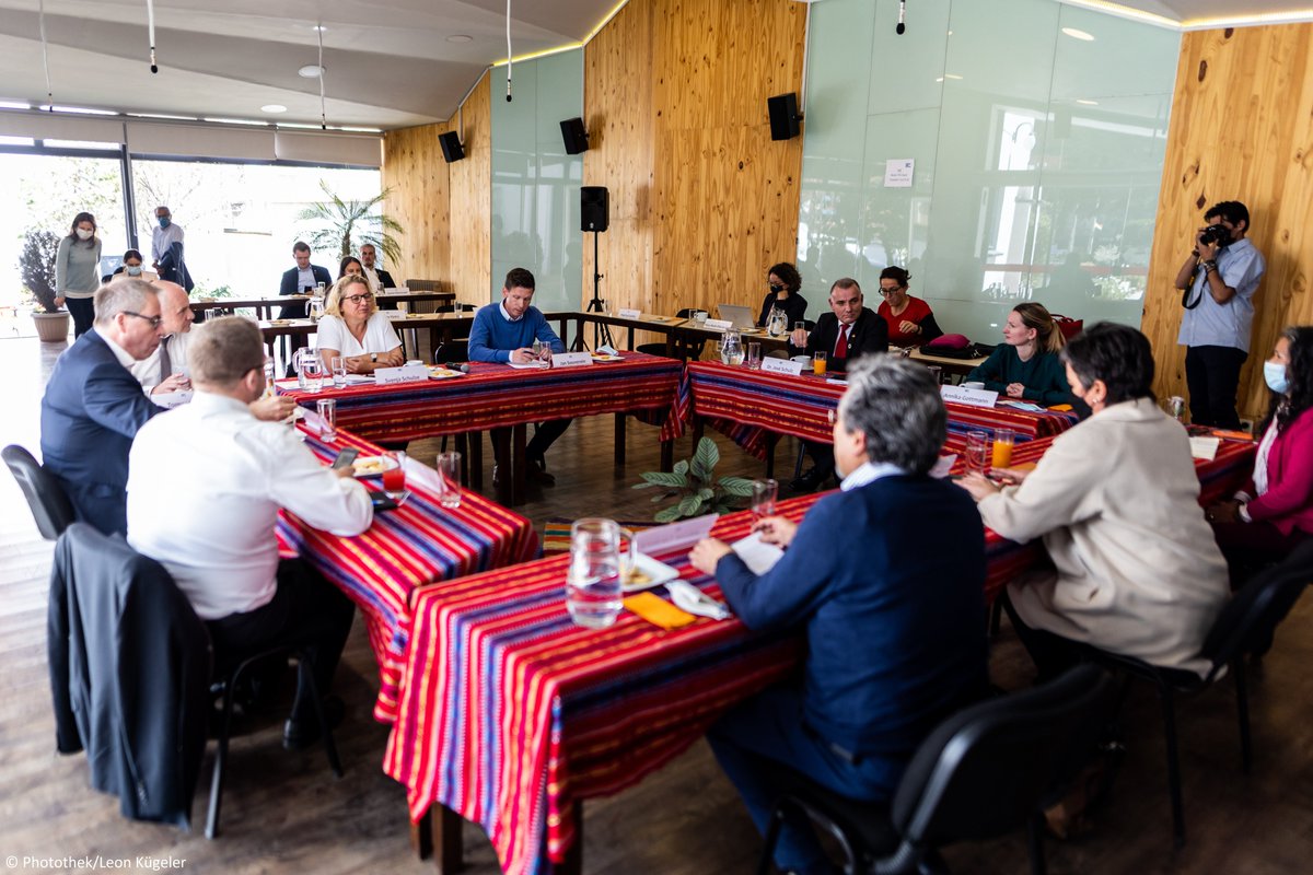 BMZ_Bund's tweet photo. Für eine grüne &amp; gerechte Entwicklung: Beim Runden Tisch der @FESonline in #Bolivien diskutierte Entwicklungsministerin @SvenjaSchulze68 u.a. wie speziell Frauen sich im Kampf gegen den #Klimawandel positionieren können und wie der Schutz der Amazonaswälder voranzutreiben ist. https://t.co/Cq96vzoDhE