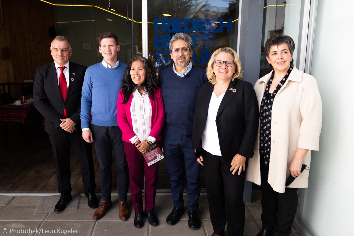 BMZ_Bund's tweet photo. Für eine grüne &amp; gerechte Entwicklung: Beim Runden Tisch der @FESonline in #Bolivien diskutierte Entwicklungsministerin @SvenjaSchulze68 u.a. wie speziell Frauen sich im Kampf gegen den #Klimawandel positionieren können und wie der Schutz der Amazonaswälder voranzutreiben ist. https://t.co/Cq96vzoDhE