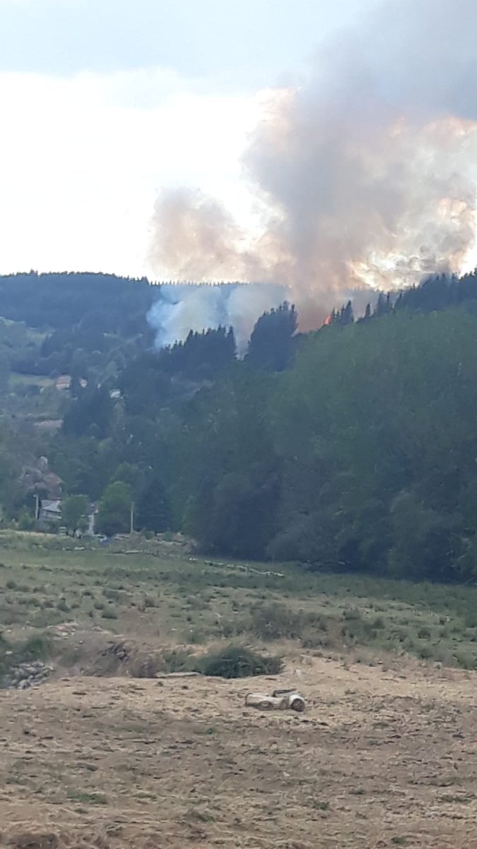 INFOCYL's tweet photo. 🔥#IFVegaDeEspinareda #León
📸
🕐 15:56 

🚁 Lima 1
🚁 Lima 2
👨‍🚒 ELIF Cueto
👨‍🚒 ELIF Rabanal
🚒 Charlie 13.3
👨‍🚒 Romeo 16.3
🚜 Delta 1.3
👮#AAMM 

#PlanINFOCAL
#BomberosForestales https://t.co/Uz9tY5hG8N