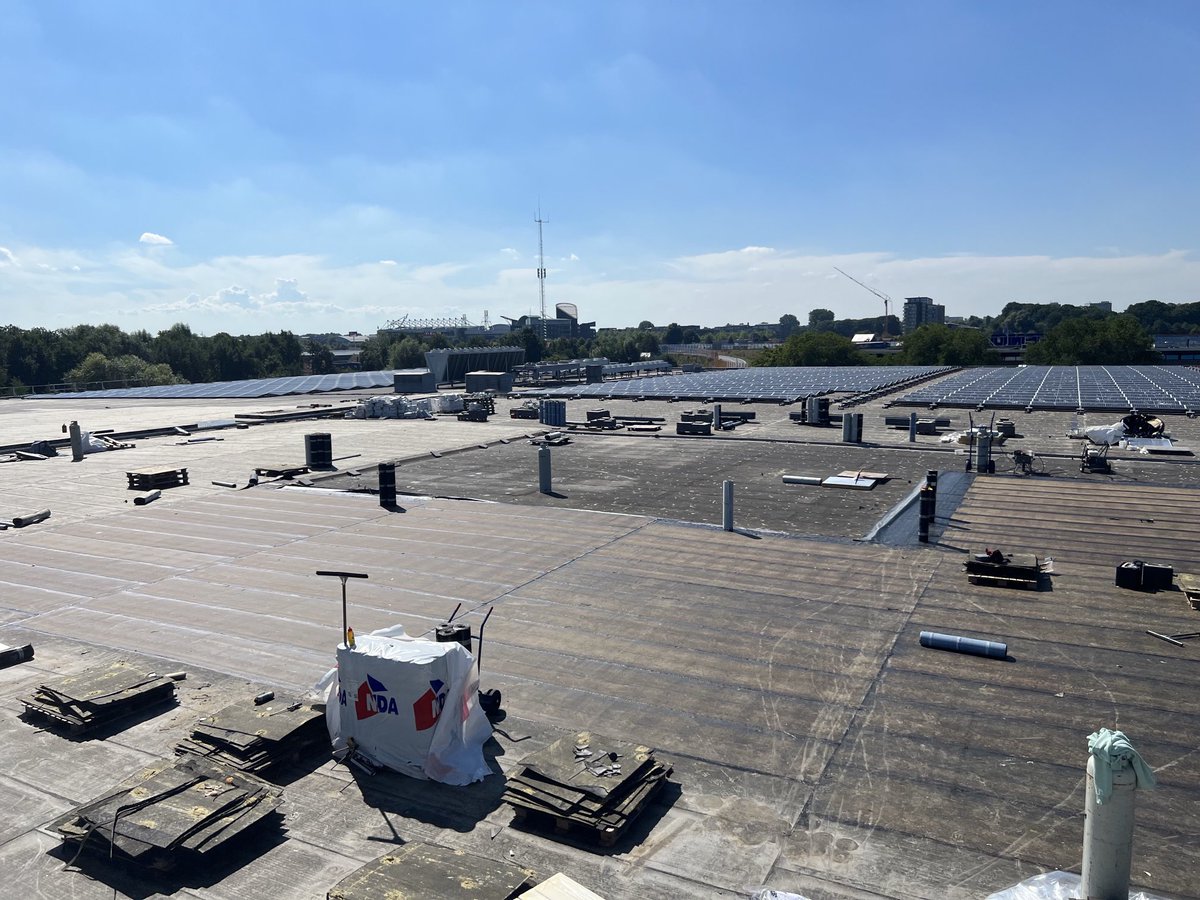 Dit “monster” project is duurzaam uitgevoerd, want het gebruikte dak krijgt een 2e leven met #Roof2Road en #Roof2Roof. Duurzaam op weg met ⁦<a href="/vvenrooy/">Van Venrooy</a>⁩ ⁦@BakkerGroep⁩. Bakker Logistiek kan straks over hun eigen dak heen rijden ergens in Nederland