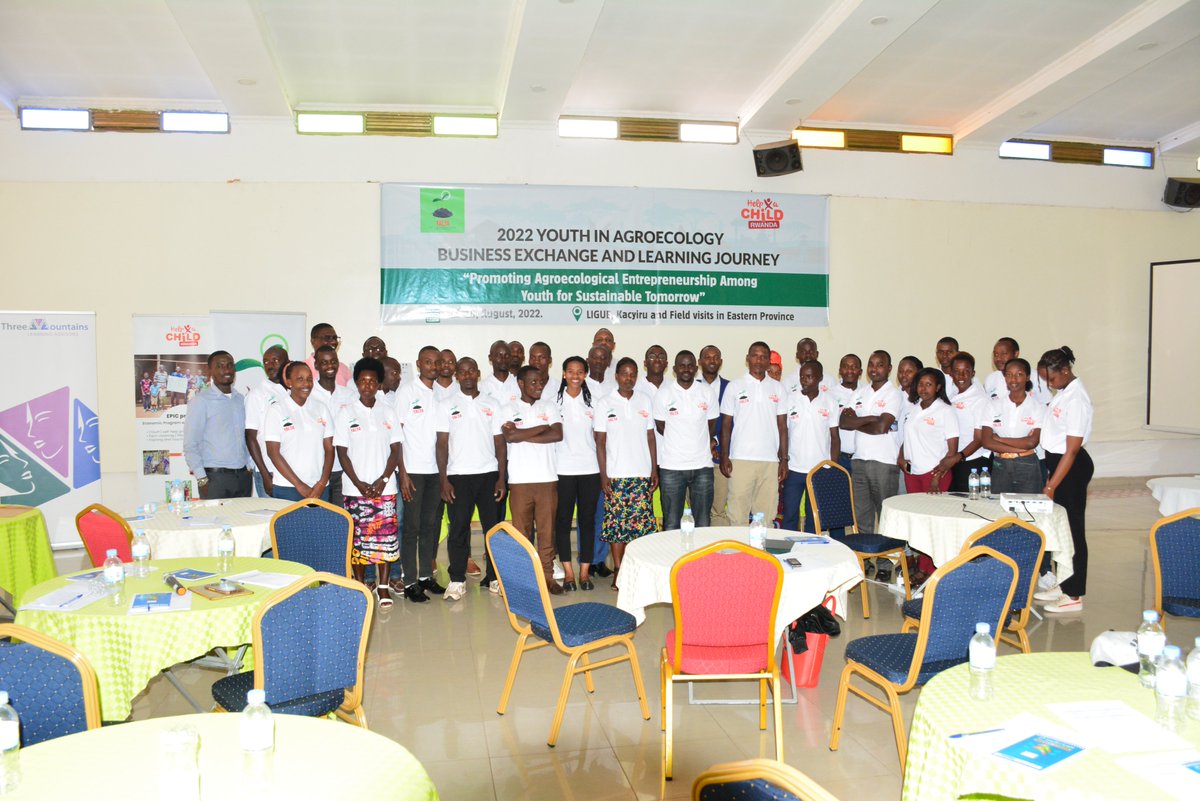 JMukundente's tweet photo. Day 1 of Youth In Agroecology Business Exchange and Learning Event,2022;Theme:“Promoting agroecological entrepreneurship among youth for sustainable tomorrow” organized by @YaltaInitiative youth engaged in agroecological businesses trained on marketing.. 1/2 #YouthInAgroecology https://t.co/gswzbj5AuK