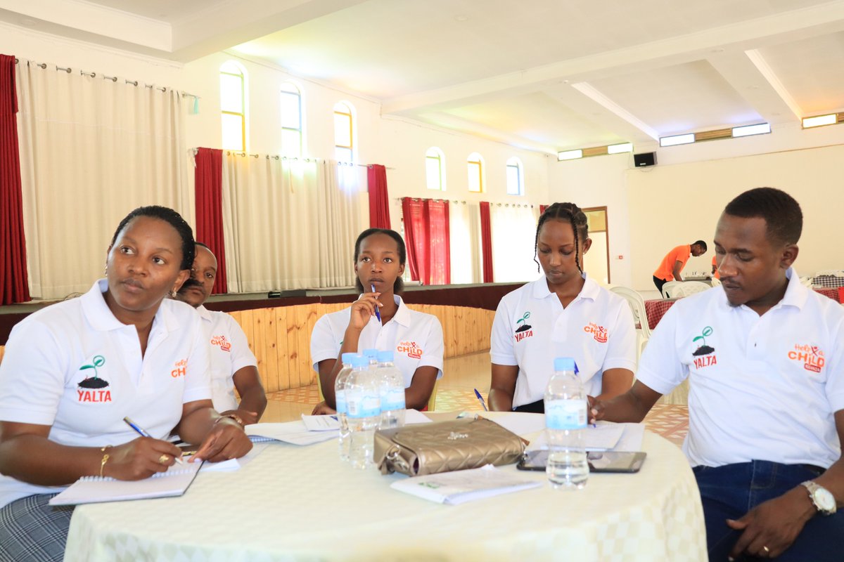 JMukundente's tweet photo. Day 1 of Youth In Agroecology Business Exchange and Learning Event,2022;Theme:“Promoting agroecological entrepreneurship among youth for sustainable tomorrow” organized by @YaltaInitiative youth engaged in agroecological businesses trained on marketing.. 1/2 #YouthInAgroecology https://t.co/gswzbj5AuK