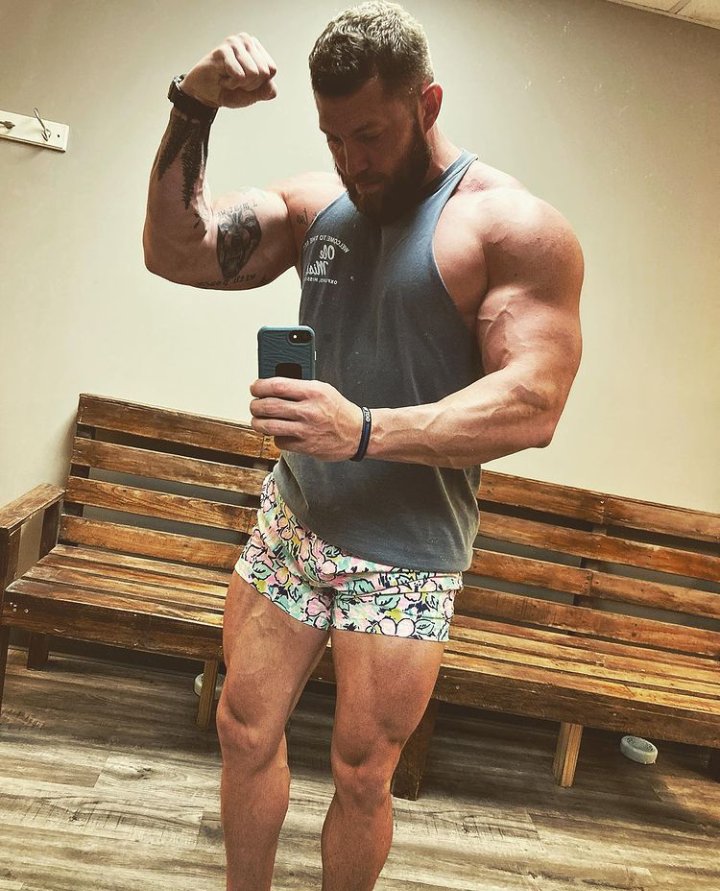 CussTim's tweet image. Check out the bicep ❣️❣️😍