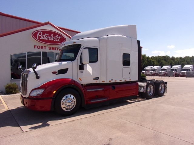 PeterbiltMotors's tweet photo. #RedOval certified, this two-tone 2019 Peterbilt Model 579 is available at Peterbilt of Fort Smith. #PeterbiltPride https://t.co/wmg02dm6ZS https://t.co/w2vcZOs6Du