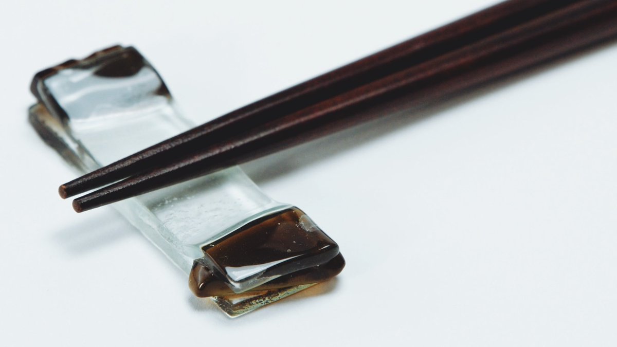 カブトビールの空き瓶から作られた箸置き