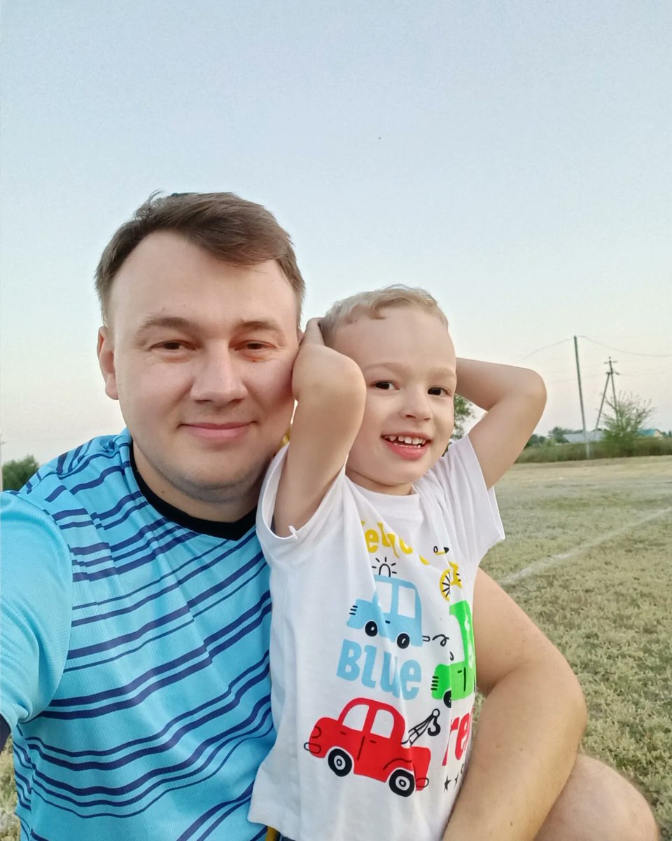 DAYMUZ's tweet photo. Спортсменом можешь ты не быть, но спорт костюм носить обязан. Ограничений не существует — чем больше ты стремишься к чему-то, тем дальше сумеешь продвинуться. (Лето с футбольным мячом 2022г.) https://t.co/n2akn4MHXS