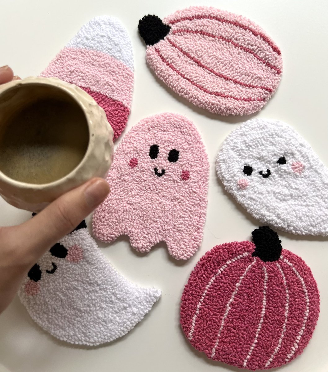 aycanucar_'s tweet photo. Pinky halloween mug rugs!!! 💖💘💝💕💞💗💓🤭 https://t.co/knzTS7DITp