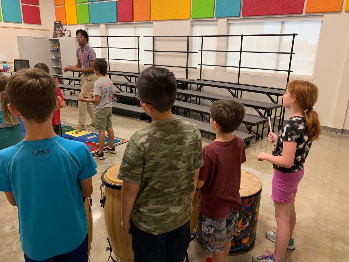 VRESMusicteach's tweet photo. Mr. Harrison working on an instrument arrangement with 4th graders. @VanRaubES @BoerneFineArts https://t.co/57RuCktoMJ