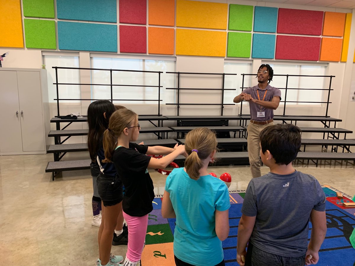VRESMusicteach's tweet photo. Mr. Harrison working on an instrument arrangement with 4th graders. @VanRaubES @BoerneFineArts https://t.co/57RuCktoMJ