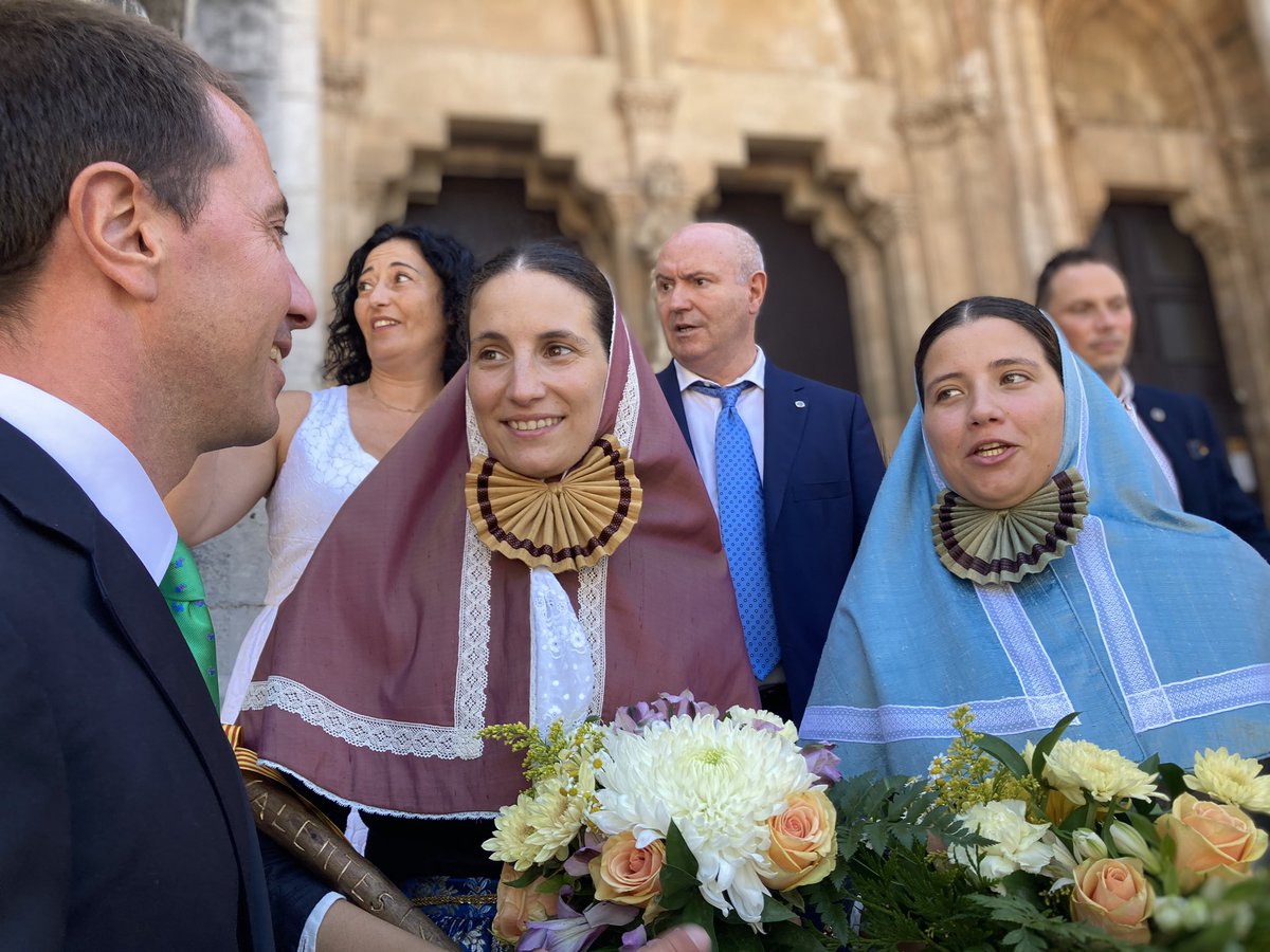 Ll_Galmes's tweet photo. Sant Bartomeu es viu amb intensitat a molts indrets de #Mallorca. 
Avui he gaudit de la festa a #Sóller amb els companys de @populars_soller, tots els seus veïnats i les Valentes Dones.
Molts d’anys 👏🏼🎊 https://t.co/xFda6frI0L
