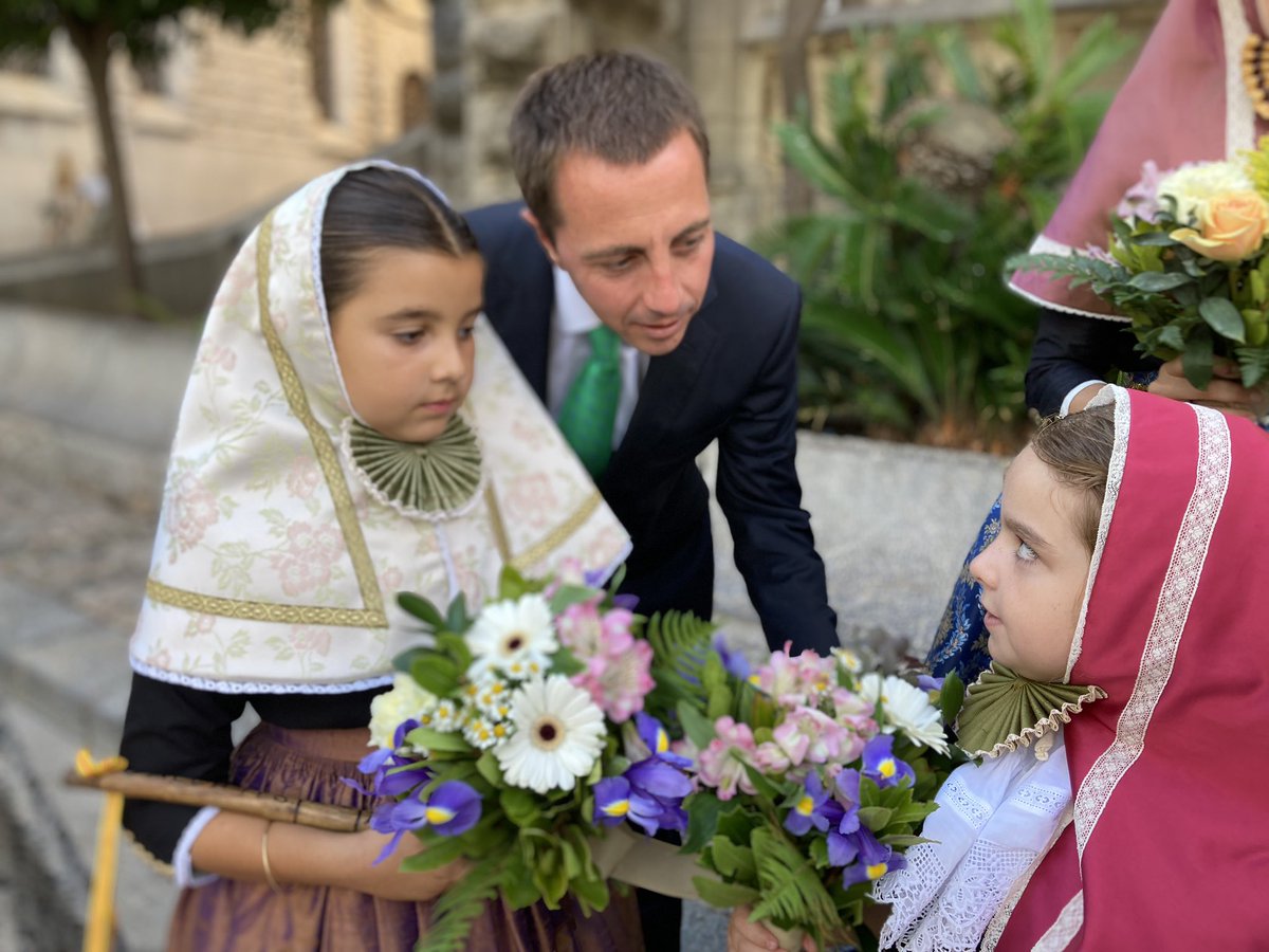 Ll_Galmes's tweet photo. Sant Bartomeu es viu amb intensitat a molts indrets de #Mallorca. 
Avui he gaudit de la festa a #Sóller amb els companys de @populars_soller, tots els seus veïnats i les Valentes Dones.
Molts d’anys 👏🏼🎊 https://t.co/xFda6frI0L