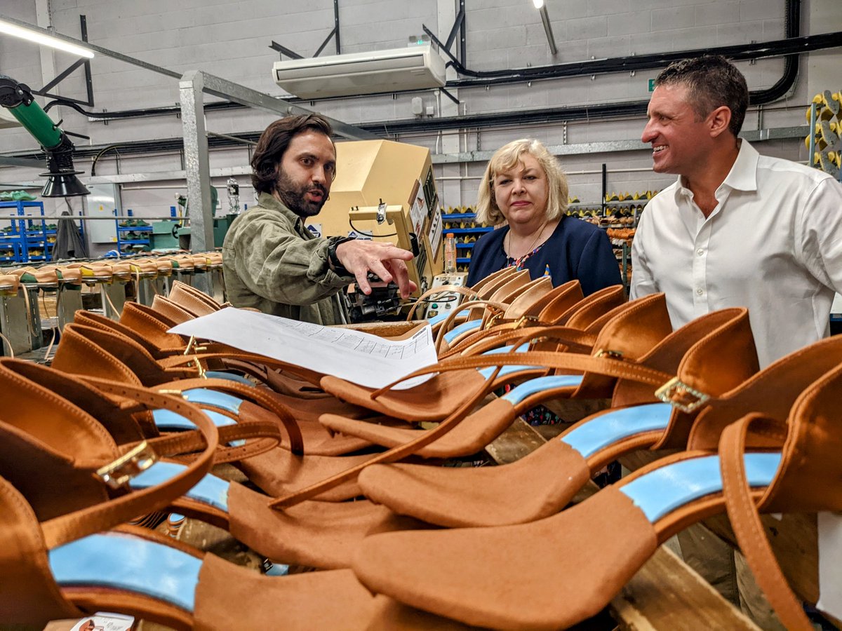 Ben_Everitt's tweet photo. Fantastic to have Small Business Minister @JaneMHunt in Milton Keynes today visiting @IDSdanceSHOES who make the shoes for @BBCStrictly! 💃🕺🪩

🇬🇧🌏 They are an incredible example of a local business exporting around the world to great success

#LoveMK https://t.co/F1bkG8LK6b