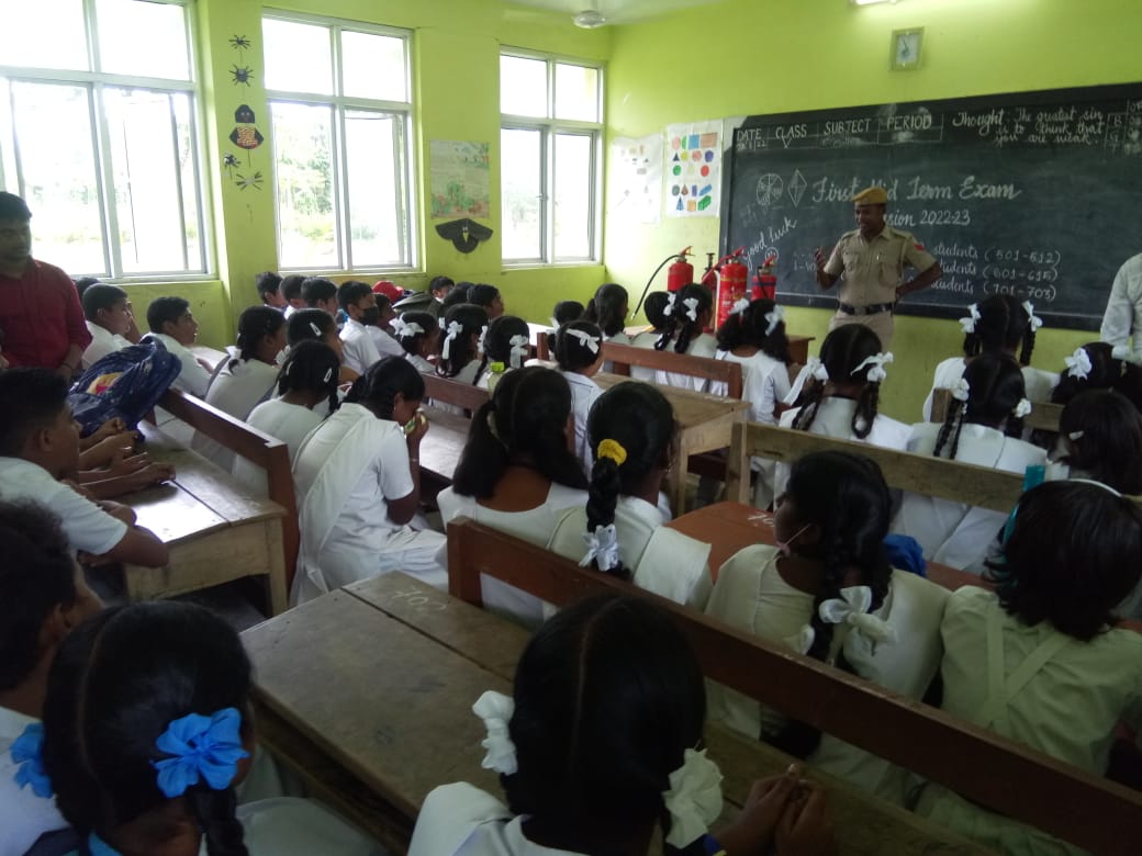 FireService_ANP's tweet photo. #MockDrill &amp; #FireSafety awareness program was conducted for the students &amp; teachers of V.K.V School, Hutbay by #FSHutbay. 177 Students,16 teachers &amp; 02 non-teaching staff were sensitized.
@MediaRN_ANI @DGPANIslands 
 @Andaman_Admin https://t.co/hPU7lxvMG7