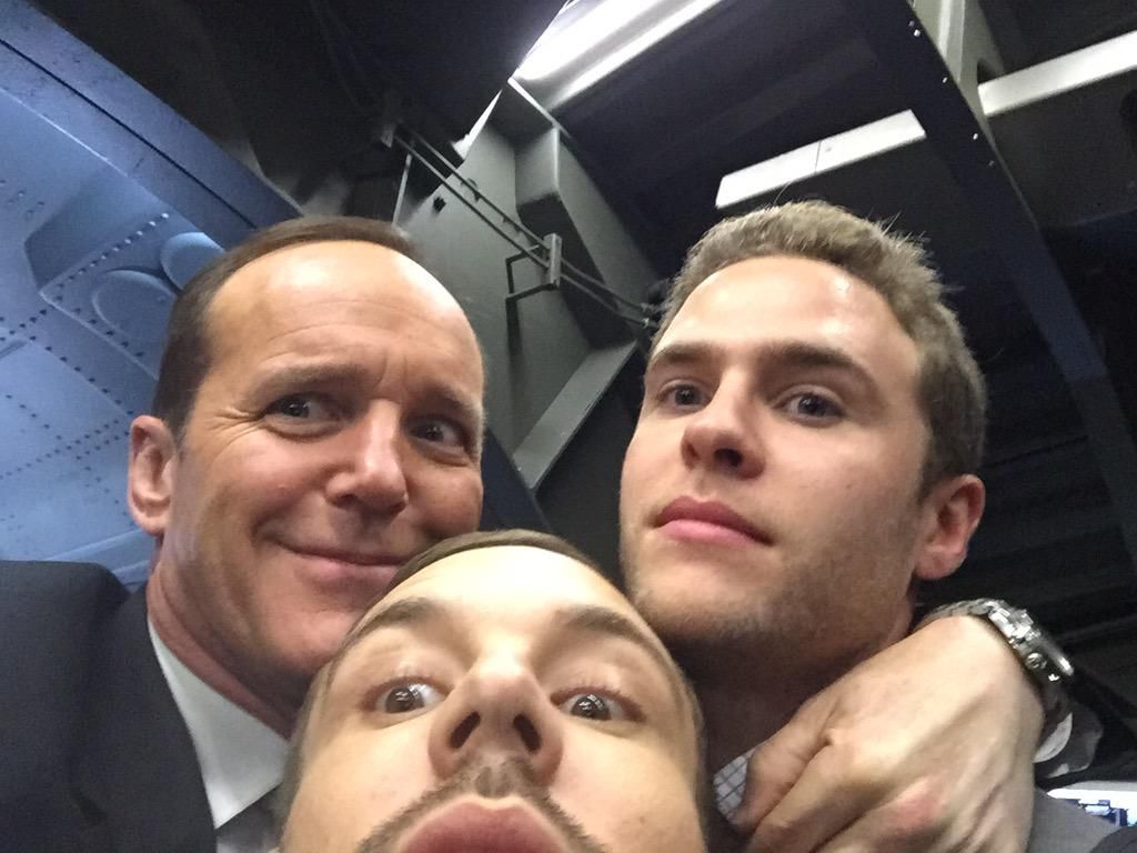 ClarkGreggDay's tweet photo. Clark, Iain and Nick :D #ClarkGregg  #PhilCoulson #IaindeCaestecker #Fitz #NickBlood #LanceHunter #AgentsofSHIELD https://t.co/qXQ35yra79