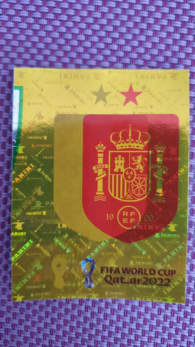 afunaki's tweet photo. Me ajuda aí @TorcidaPanini, se a figurinha do Neymar vale uma grana, um erro de impressão no brasão da Espanha tá valendo quanto?
#figurinhadacopa #panini #PaniniStickerAlbum #albumdacopa https://t.co/t0pooHfpY3