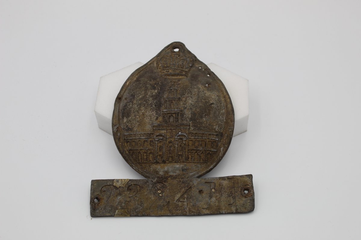 liskeard_museum's tweet photo. As house numbers weren't a thing at the time, these fire badges were designed to be stuck on the front of the houses to show if they were insured and by who.

Some, such as the one below from the Royal Exchange Assurance of London, included individual policy numbers on them. https://t.co/2pAc29LNsR