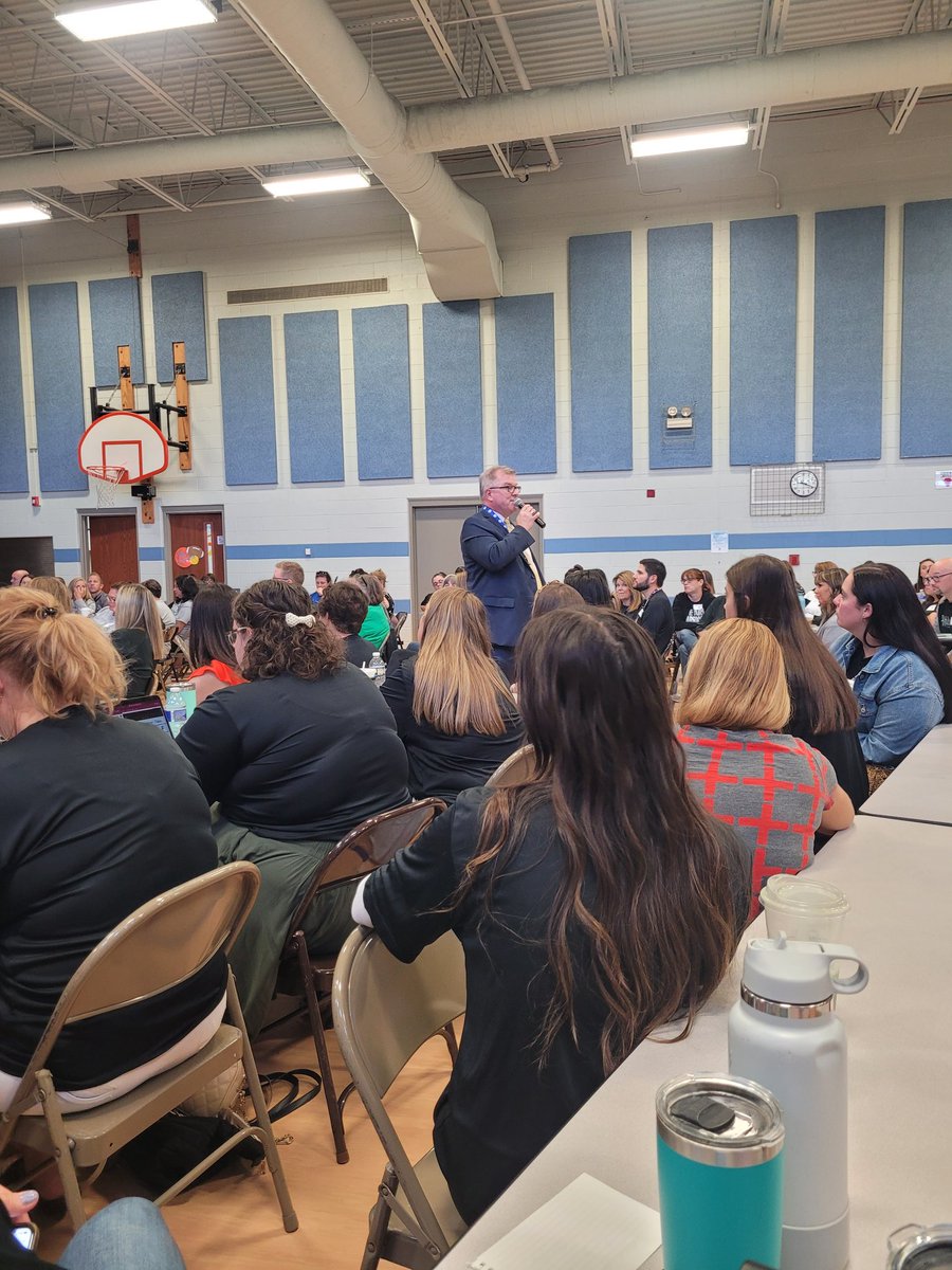 oreoqueen3's tweet photo. Here we go! 2022-2023 school year! Have a great year everyone! #Djroars #sd13 https://t.co/Iel39Z97JD