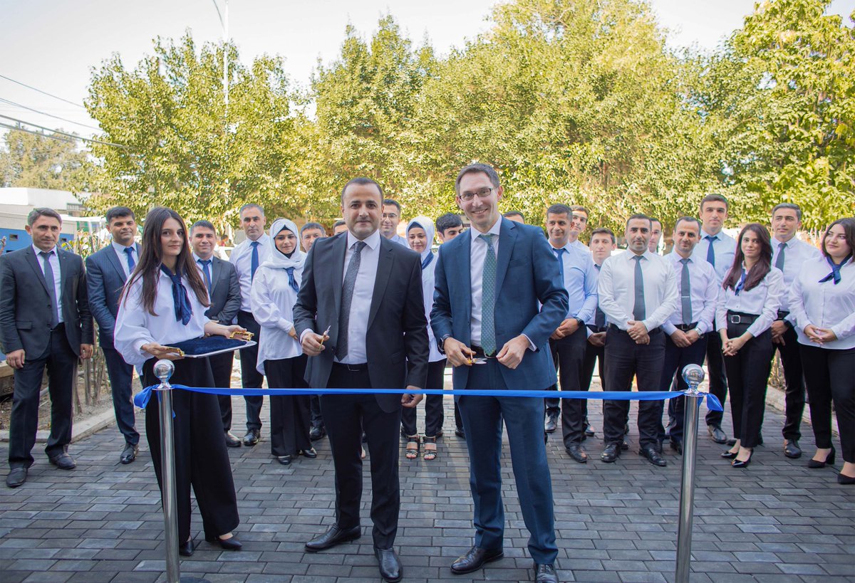 AccessBankAz's tweet photo. AccessBank yenilənməyə davam edir. Bank, yeni konseptdə olan növbəti - Lənkəran filialını müştərilərə təqdim etdi. Artıq cənub bölgəsinin sakinləri Həzi Aslanov xiybanında yerləşən filialımızda rahat bank xidmətlərdən istifadə edə bilərlər. 💙 https://t.co/j9V8uponey