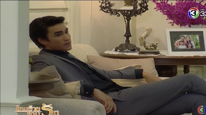 rueanmorprem's tweet photo. เหนื่อยหน่อยนะคะญาญ่า ที่นอกจากพระเอกจะประสาทแดกแล้ว ยังชอบมานั่งไขว่ห้างรอตลอด #คือเธอEP11 https://t.co/cwNzzLPv0f