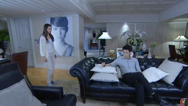 rueanmorprem's tweet photo. เหนื่อยหน่อยนะคะญาญ่า ที่นอกจากพระเอกจะประสาทแดกแล้ว ยังชอบมานั่งไขว่ห้างรอตลอด #คือเธอEP11 https://t.co/cwNzzLPv0f