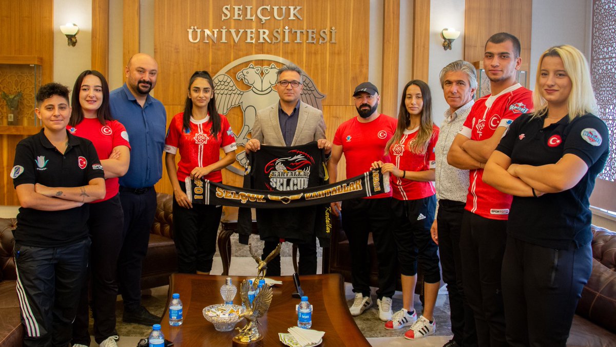 selcukuniresmi's tweet photo. SÜ Sanat ve Spor Topluluğuna bağlı Selçuk Kartallar Spor Kulübü Başkanı Kadir Çetin, Türkiye Ragbi Federasyonu Konya İl Temsilcisi @AliTekkulluk, Millî Takım ve @GSB_Konya Ragbi Antrenörü İzel Erdem ile Millî Takım sporcuları, Rektörümüz @ProfDrMetinAksy’u ziyaret etti. https://t.co/FhZs2JflAg