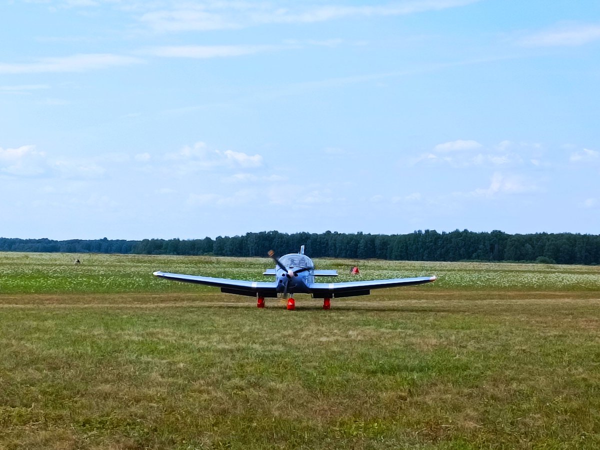 - And with you to be photographed for free? 
- They sell everything to you here?💸
 An incredibly charming tall man stood next to me. 
It was a pilot who, 5 minutes ago, was performing aerobatics in the sky🛩️🛩️
Who would have thought that the story with the photo would not end..