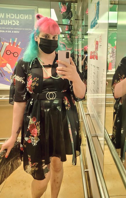 Mirror mirror on the elevator wall, who's the shiniest in the mall? #latex #casuallatex #kinky https://t<a href="/tag/latex"class="tags"><span>#latex</span></a><a href="/tag/kinky"class="tags"><span>#kinky</span></a><a href="/tag/casuallatex"class="tags"><span>#casuallatex</span></a>