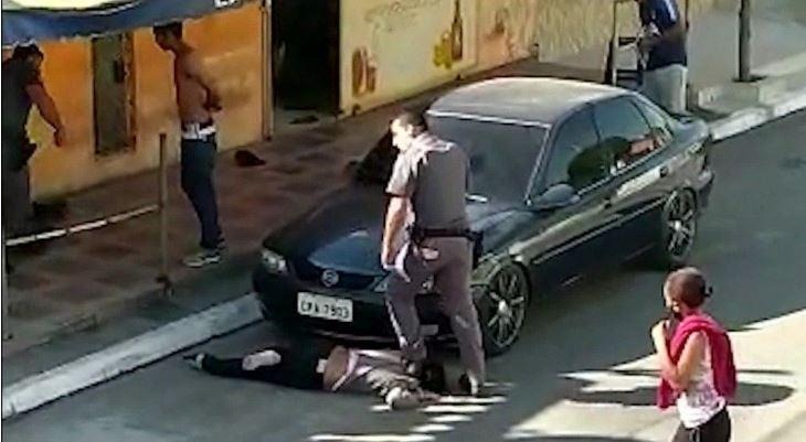 Policial pisa em pescoço de mulher negra. 