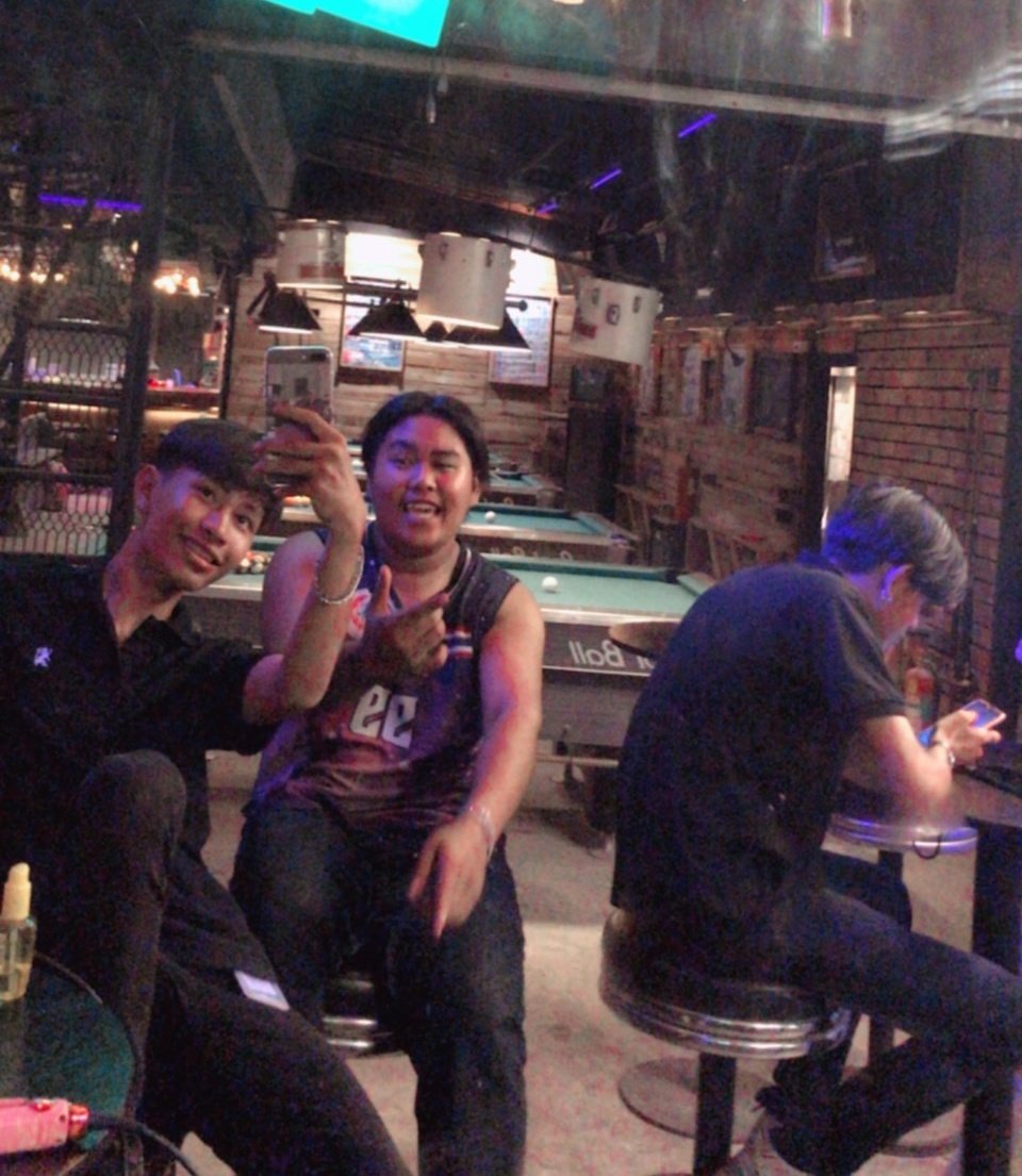 wtk_48's tweet photo. มานั่งชิวกันได้นะ เหล้าเบียร์ราคาถูกๆ พนักงานบริการดี (เค้าเองเรียกได้) #Poolbear #ไฮเทค https://t.co/WrTRnHwWXm