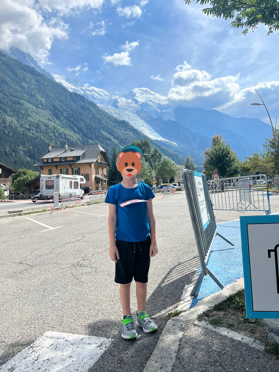 Ofelie's tweet photo. Tak nejmladší závodník má odzávoděno. Vyběhl tak rychle, že jsem ho jako fotografka úplně minula, takže nemá jedinou fotku ze závodu, zatímco doprovodný tatínek byl málem vykázán z trati (protože běžel dětský závod bez dítěte 😁). V pozadí Bílá hora. #miniUTMB #miniOCC https://t.co/Lj6m6QvqPU